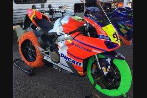 Complete and painted fairings with back seat Neoprene seat DUCV4MT18VS2